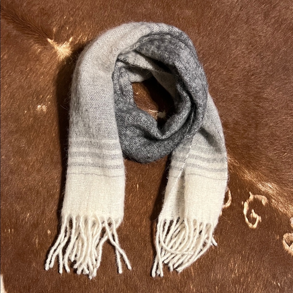 Elegant Gray and White Italian brand Cristina Chiti scarf/shawl.